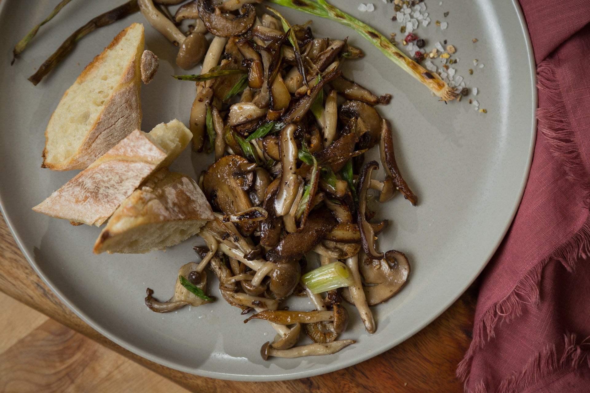 Mushroom appetizer with toasted bread