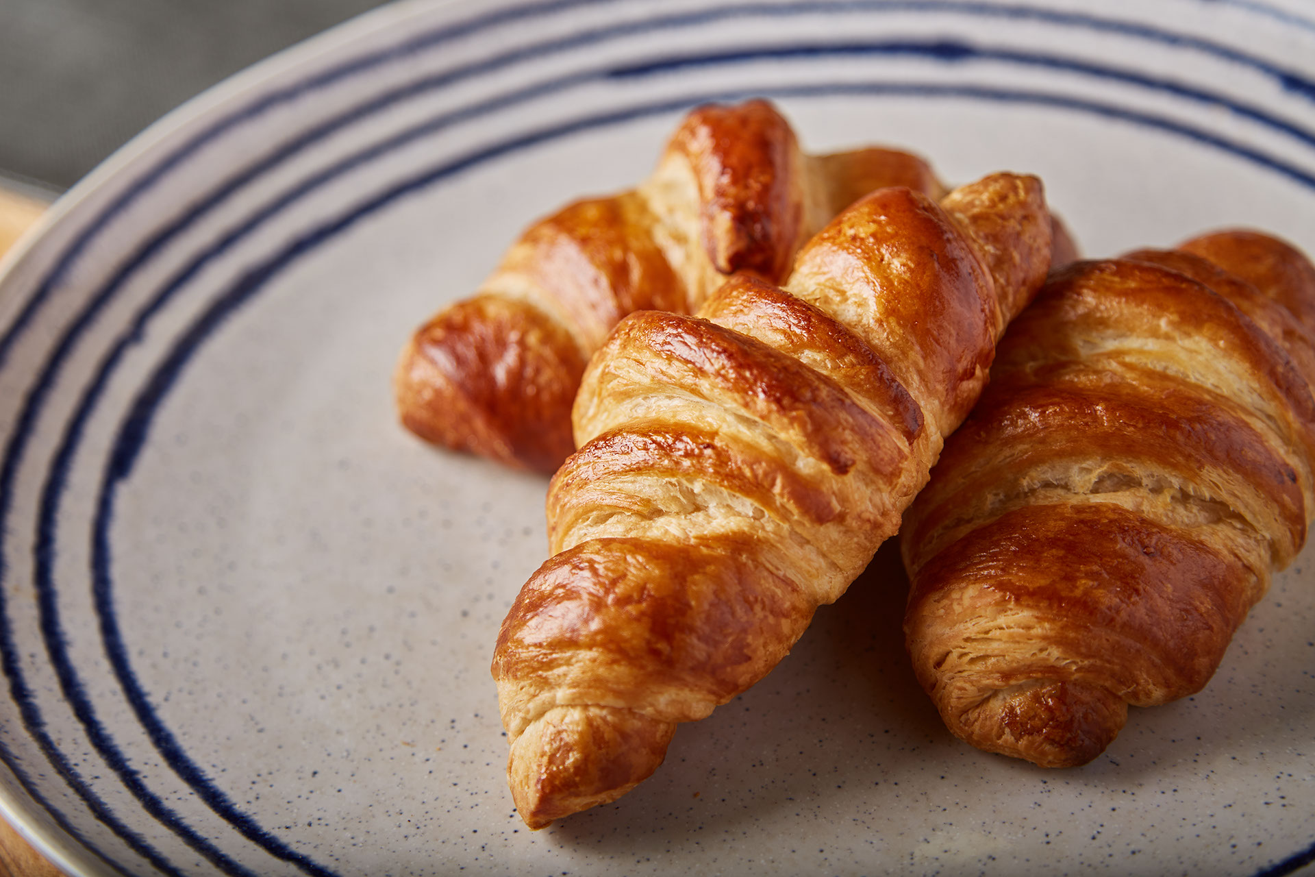 plan croissant on white plate